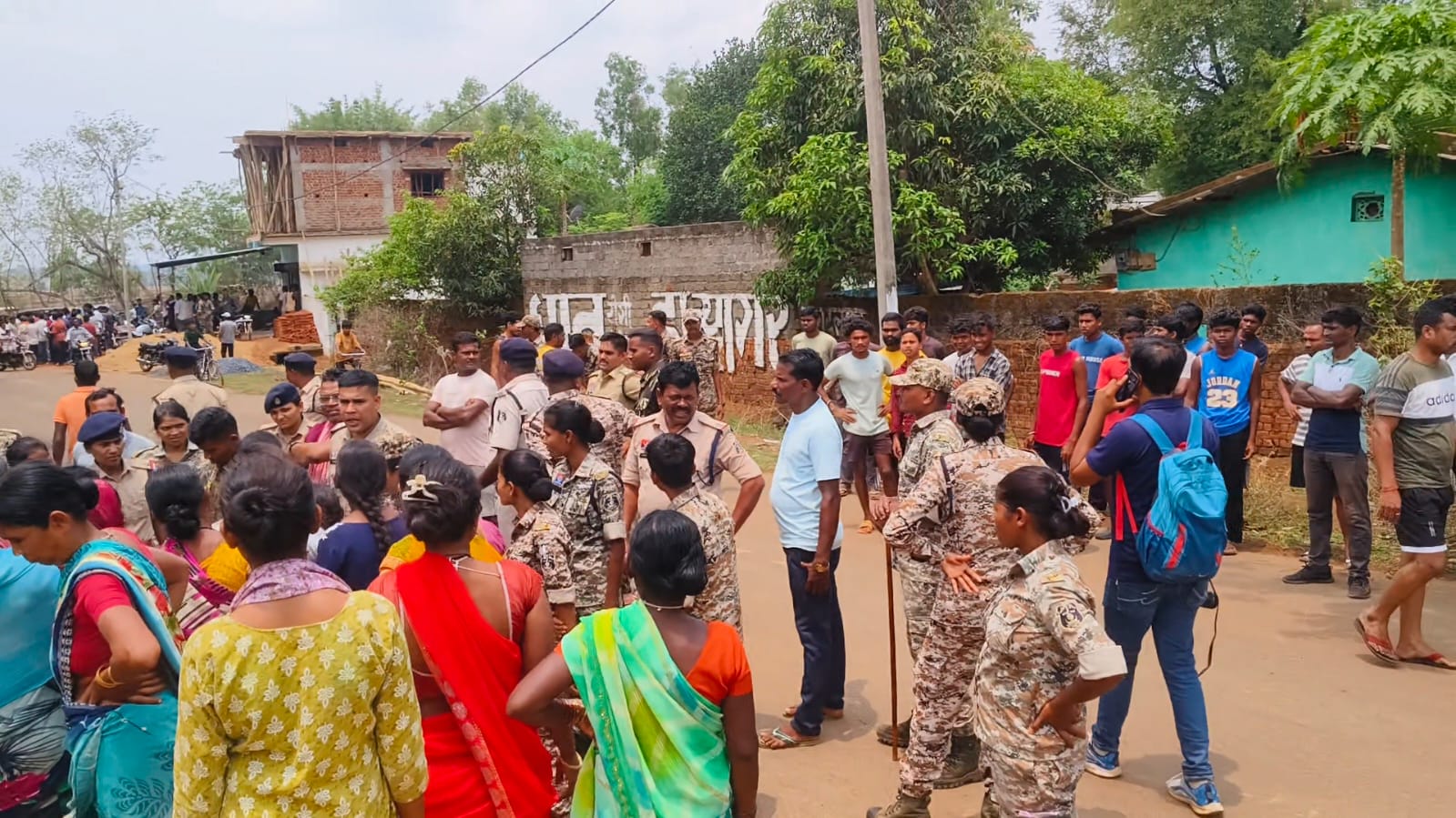 बस्तर के करपावंड में सीमांकन कार्य में बाधा डालने पर 21 लोगों के खिलाफ मामला दर्ज, 12 जेल भेजे गए, गांव की तनाव की स्थिति……..