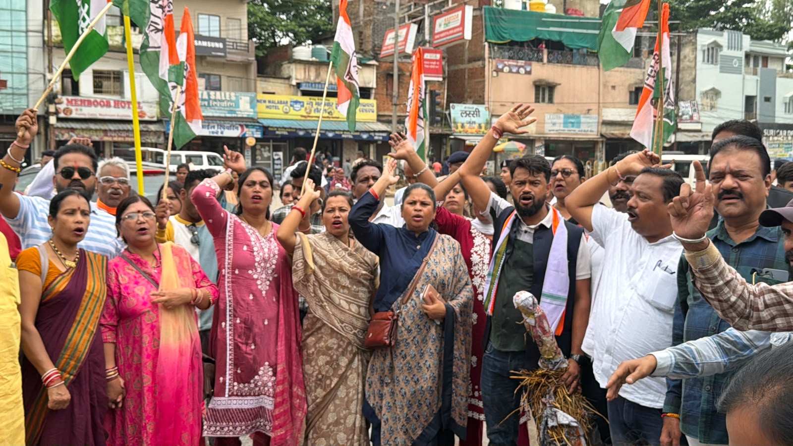 बस्तर में कांग्रेसियों और पुलिस के बीच भारी धक्का-मुक्की, एक से अधिक पुतले लेकर पहुंचे कार्यकर्ताओं ने किया दहन, महिला पार्षद घायल