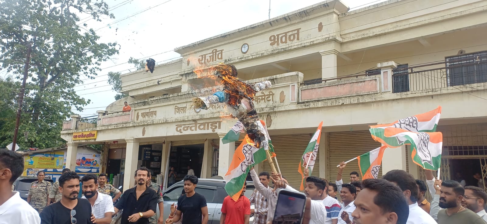 जांच एंजेसियों के कथित दुरूपयोग के विरोध में दंतेवाड़ा में कांग्रेस का उग्र प्रदर्शन, पीएम और सीएम का पुतला दहन