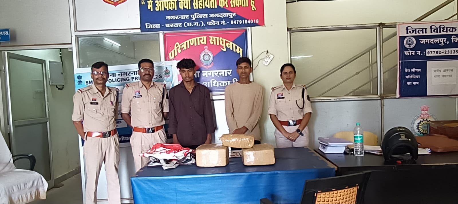 ओडिशा-छत्तीसगढ़ सीमा पर पुलिस का एक्शन: बस का इंतजार कर रहे दो युवकों के बैग से निकला ऐसा खजाना कि उड़ गए अफसरों के होश!